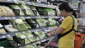 7月消費者信心指數近3年新高（2）中央大學台灣經濟發展研究中心29日公布7月消費者信心指數（CCI）為75.36點，月增2.67點，為民國110年9月以來的最高水準。圖為民眾在台北市北投區一家超市選購蔬菜。中央社記者徐肇昌攝　113年7月29日