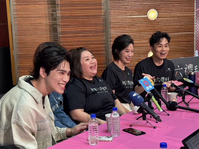 王品澔、孫淑媚、鍾欣凌、丁寧、導演杜政哲出席《拜六禮拜》記者會。（圖／記者趙浩雲攝影）