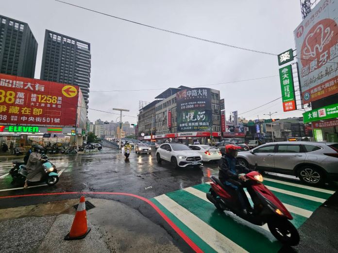 桃園分局指出,大興與春日路口、三民路二段與民生路口,均有與相關單位現地會勘後,設置科技執法設備加強取締。(圖/桃園分局提供)