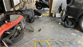 老翁倒車暴衝釀禍現場。（圖／翻攝畫面）