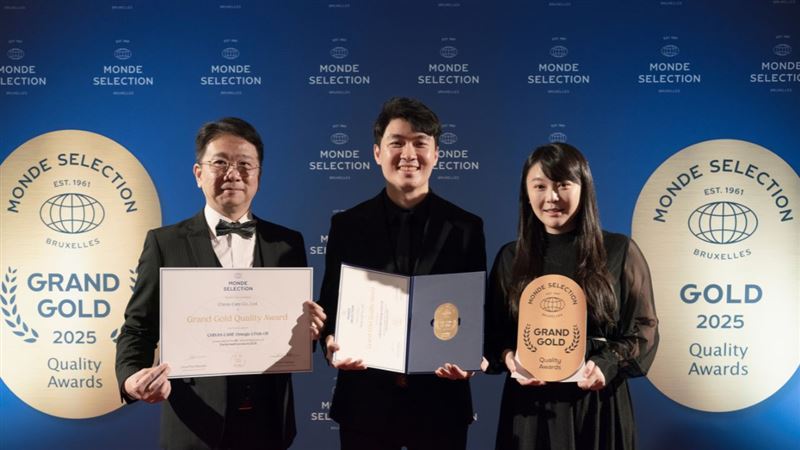 VANNISE 創辦人 Tony 與 Bennise 受邀與知凡研物出席，親自領取 Monde Selection 世界品質評鑑大賞特級金獎。 （圖/VANNISE 溫倪詩提供）