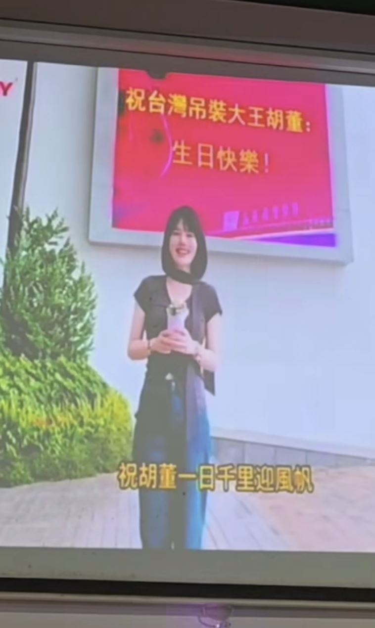 中國合作廠商也派出美女員工「從一到十」造出吉祥話祝賀。(圖/翻攝自《啟德機械起重工程-股公司》)