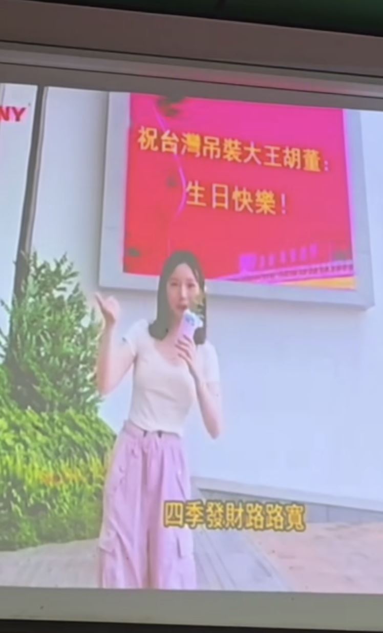 中國合作廠商也派出美女員工「從一到十」造出吉祥話祝賀。(圖/翻攝自《啟德機械起重工程-股公司》)