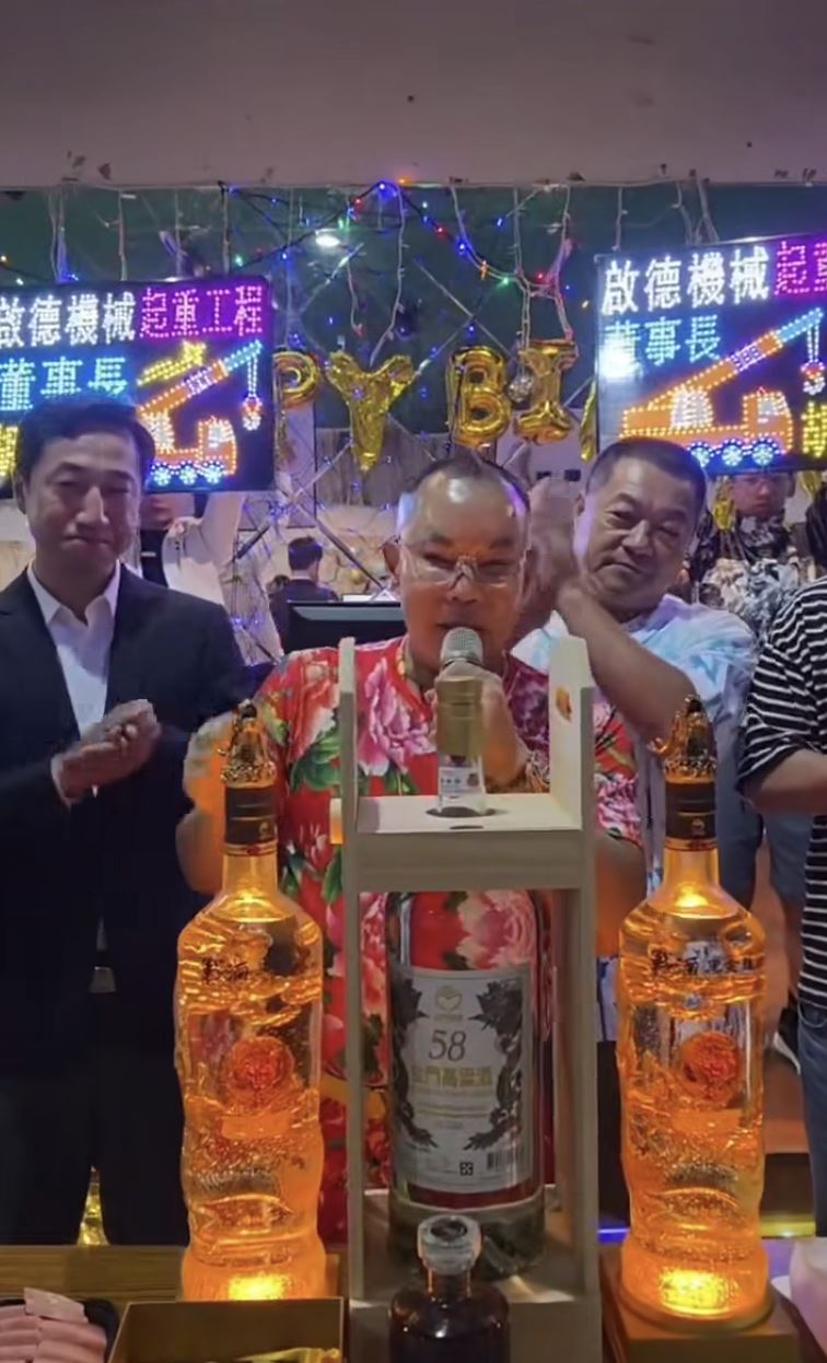吊車大王在親友祝福下,度過63歲生日。(圖/翻攝自《啟德機械起重工程-股公司》)