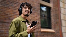 Xperia 1 VII承襲Walkman®音質工藝，首度於耳機孔添加「金」材質導體，有效降低雜訊，提升整體音質表現。