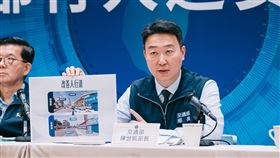 交通部陳世凱部長說明改善人行道。（圖／交通部提供）