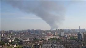 山東化工廠爆炸濃煙沖天　傷亡暫不明。微博
