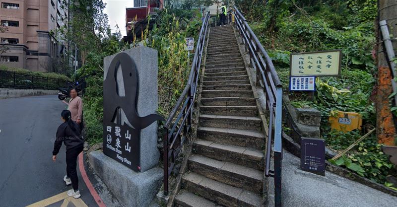 北市信義區代天殿靈雲宮旁的登山口,可從此開爬象山。(圖/翻攝自Google街景)