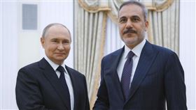 俄羅斯總統普丁（左）和土耳其外交部長費丹（右）在莫斯科會晤。（圖／美聯社／達志影像）