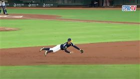 ▲江坤宇的「柯基撲」美技沒收魔鷹可能形成的安打。（圖／翻攝自CPBLTV）