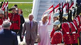 英國國王查爾斯三世與王后卡蜜拉，於當地時間26日抵達加拿大首都渥太華，展開為期2天的訪問。（圖／達志／美聯社）