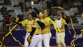 ▲臺中向日葵Ob隊上演驚天逆轉秀，克服10分落後逆轉奪冠拋下冠軍，在大巨蛋拋下黃色彩帶。（圖／2025世壯運執委會提供） 