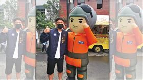 喬天鼎（左）接棒里長爸爸參選，一步一腳印在新北市新店留下足跡。（翻攝自大鵬里里長喬廷彥臉書）
