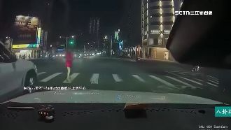 高雄見紅衣女深夜站路中揮手　駕駛嚇急剎