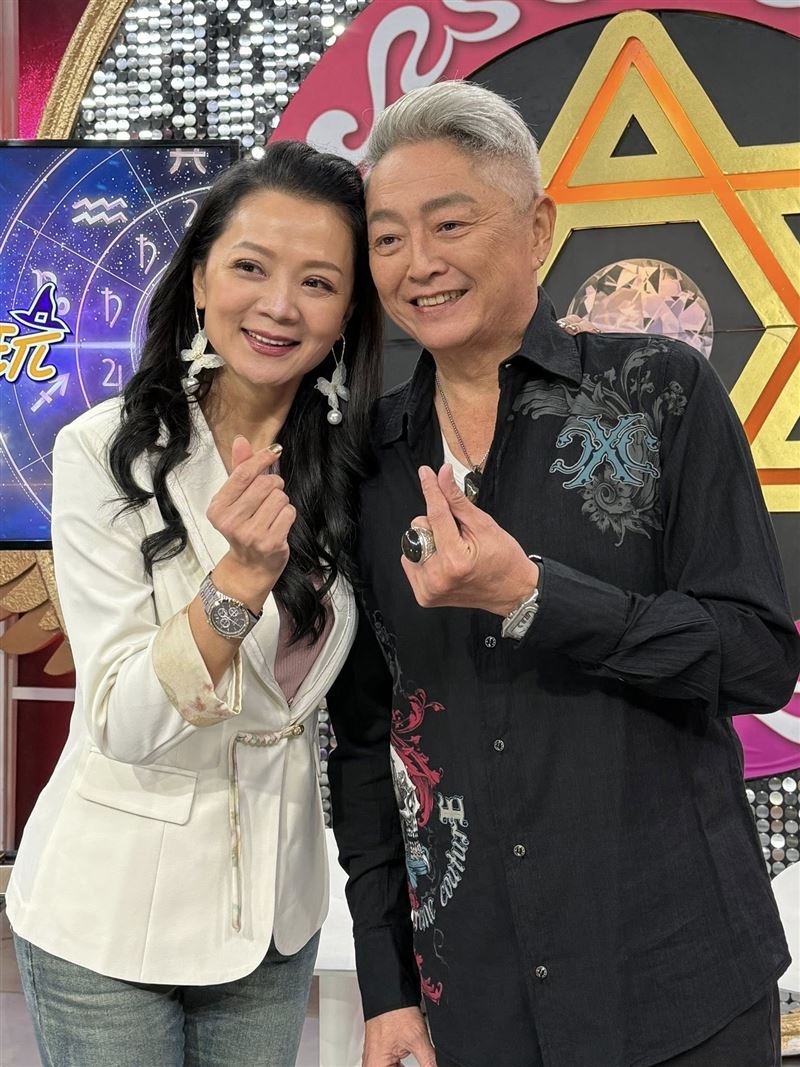 李國超(右)、高欣欣夫妻感情好。(圖/翻攝自臉書)