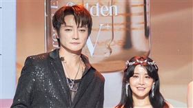 雨絃（右）2014年嫁阿沁（圖／FIF打歌舞台提供）