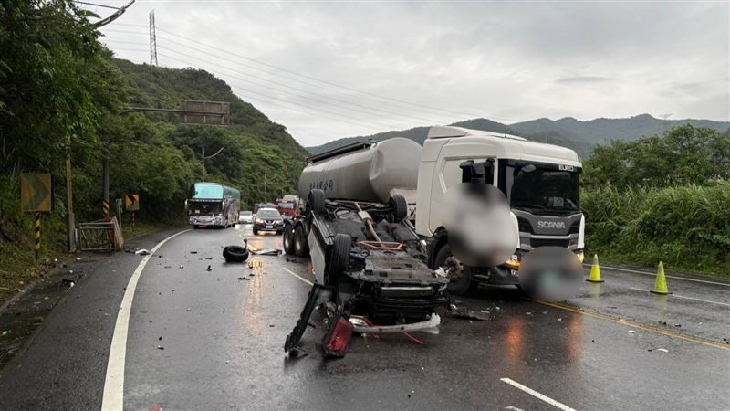 劉姓男子開車自撞護欄翻覆,波及同向一輛聯結車。(圖/翻攝畫面)