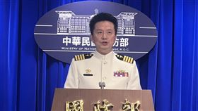 ▲國防部軍醫局衛勤保健處處長曾元生上校28日在國防部例行記者會上回應「閃兵藝人」案。（圖／記者蘇晏男攝影）