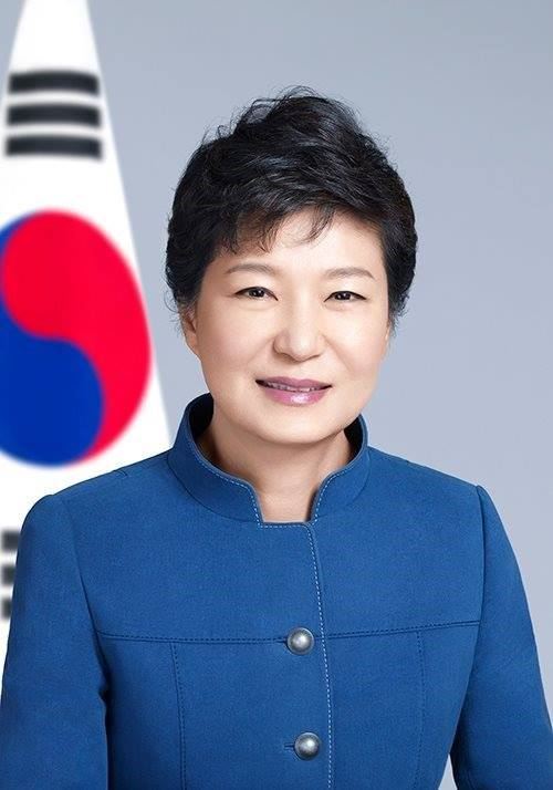 朴槿惠的父親朴正熙曾統治韓國長達16年而後遭暗殺,朴槿惠自己則是在擔任總統任內因親信干政案遭彈劾下台。(圖/翻攝自朴槿惠박근혜臉書)