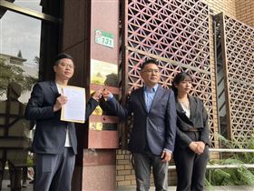 ▲國民黨市議員凌濤、張斯綱及發言人楊智伃赴北檢告發李俊俋。（圖／翻攝畫面）