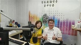 台中市警局保大大隊長蔡期望（右）今上警廣分享保大線上查獲績效。圖／台中市警局提供