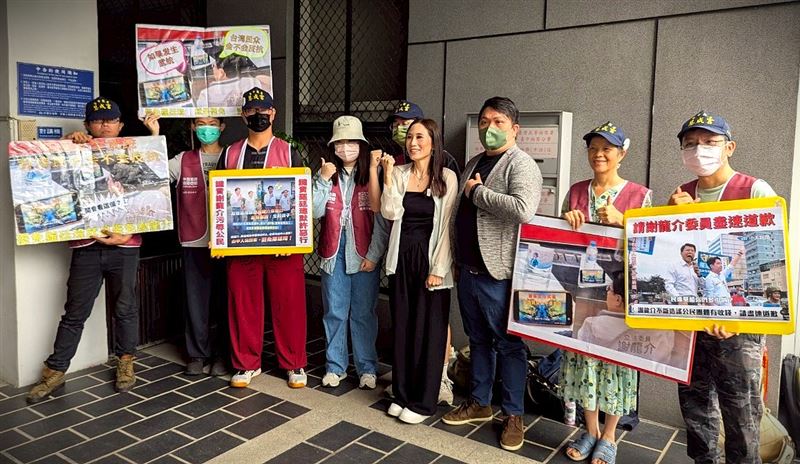 罷團「敲羅行動」今（28)日赴台中地檢署按鈴提告謝龍介。（圖／翻攝敲羅行動 - 罷免羅廷瑋）