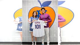 ▲賈永婕到大都會台灣日開球和重砲索托合影。（圖／翻攝自賈永婕的跑跳人生臉書） 