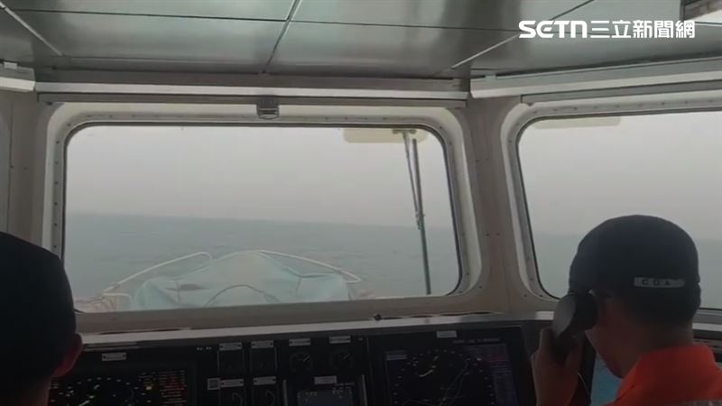 台灣海巡艦艇透過中、英文無線電廣播要求驅離、併航監控。(圖/翻攝畫面)