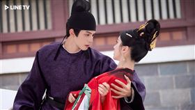 《韶華若錦》宋威龍床咚包上恩，澄清自己「沒有隱疾」。（圖／LINE TV提供）