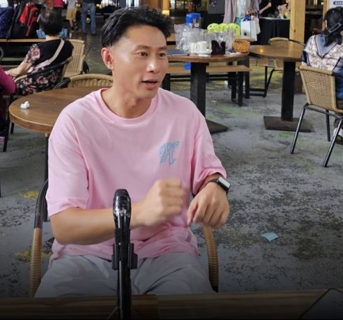 小刀受訪談傷況。（圖／記者蔡維歆攝影）