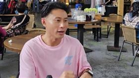 小刀受訪談傷況。（圖／記者蔡維歆攝影）