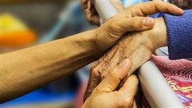 老人牽手,醫院,病危,照顧（示意圖／翻攝自PIXABAY）