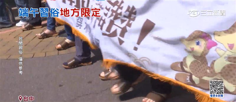 參與民眾腳踩木屐，用力踏地。（圖／三立新聞）