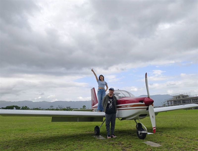 彈頭近日帶著15歲愛女搭乘輕航機翱翔花東上空。(圖/美秀創意提供)