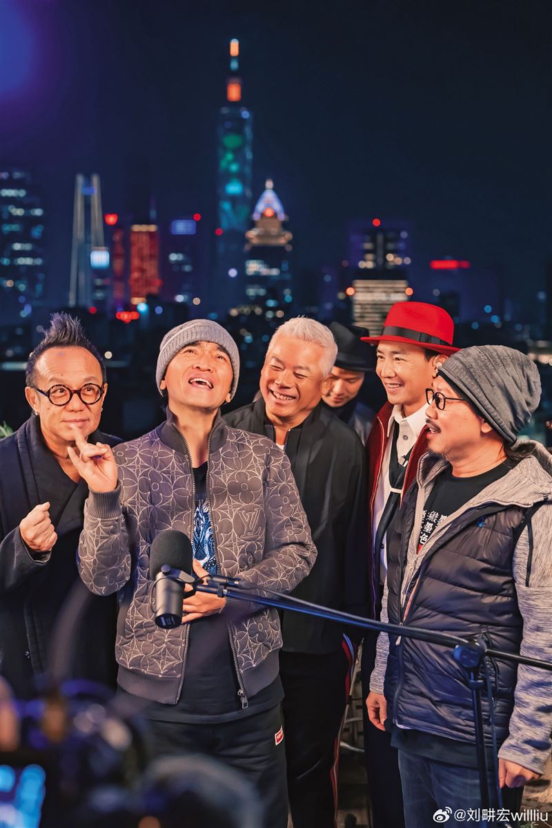 今年元旦劉畊宏（右二）和吳宗憲（左二）、方文山（右一）等人一同跨年聚會。（翻攝自劉畊宏微博）