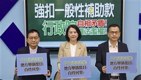 國民黨團記者會批行政院違法濫權國民黨立法院黨團27日在在黨團辦公室舉行記者會，黨團書記長王鴻薇（中），首席副書記長羅智強（右）、立委賴士葆（左）出席，批評行政院強扣一般性補助款，自相矛盾、違法濫權。中央社記者鄭清元攝  114年5月27日