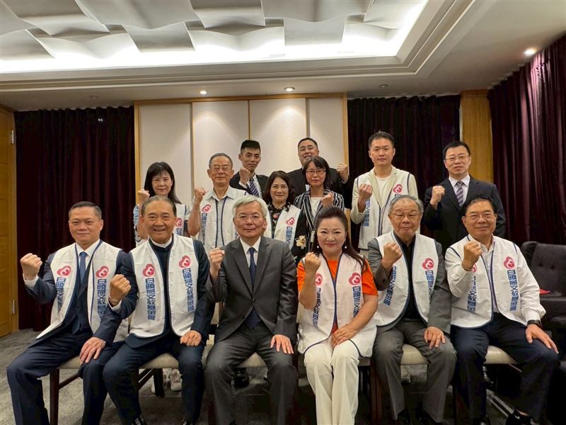 白曉燕基金會28周年，白冰冰(前排右3)出席董事會，內政部警政署長張榮興(前排左3)親臨現場。（圖／長興影視提供）