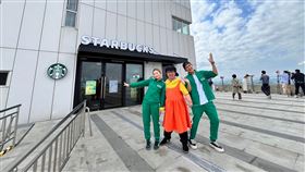  曾子余（右起）、納豆和依依到南北韓交界處的星巴克喝咖啡。（圖／TVBS提供）