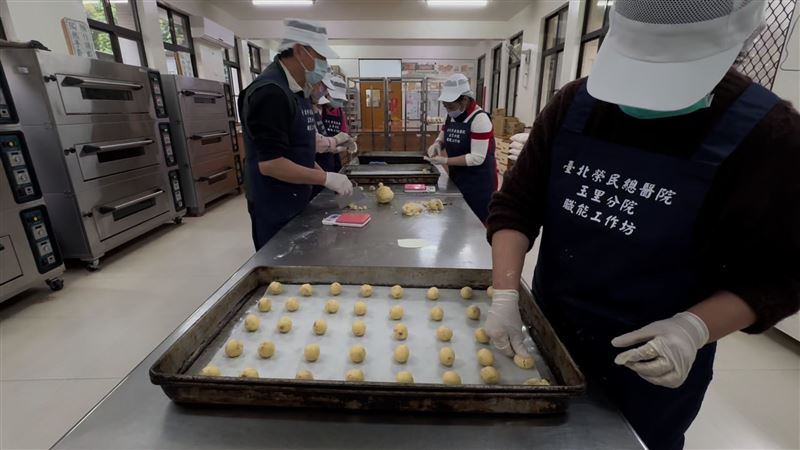 餅乾、麵包等小點心也特別注重成分設計,避免過甜或過鹹,讓長輩吃得安心又健康。(圖/翻攝畫面)