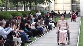 輪椅時裝秀！脊損傷友身穿訂製服裝展自信
