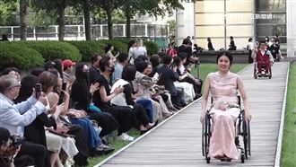 輪椅時裝秀！脊損傷友身穿訂製服裝展自信