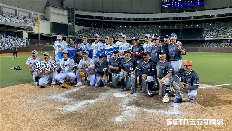 統一獅OB組成的「Energy」與美職小聯盟OB「BOSTON WOLFPACK」進行友誼賽。(圖/記者張沛嘉攝影)