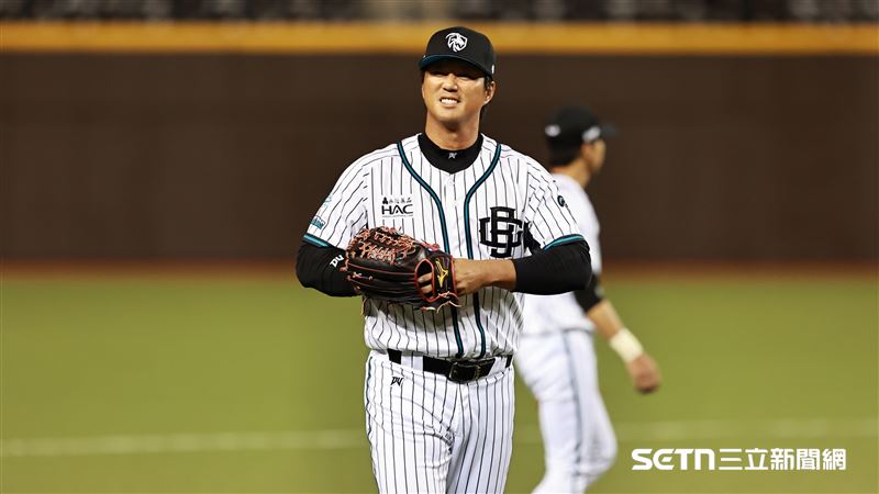 世壯運棒球冠軍戰，山羊兄弟三壘手高國輝策動雙殺守備。（圖／記者劉彥池攝影）
