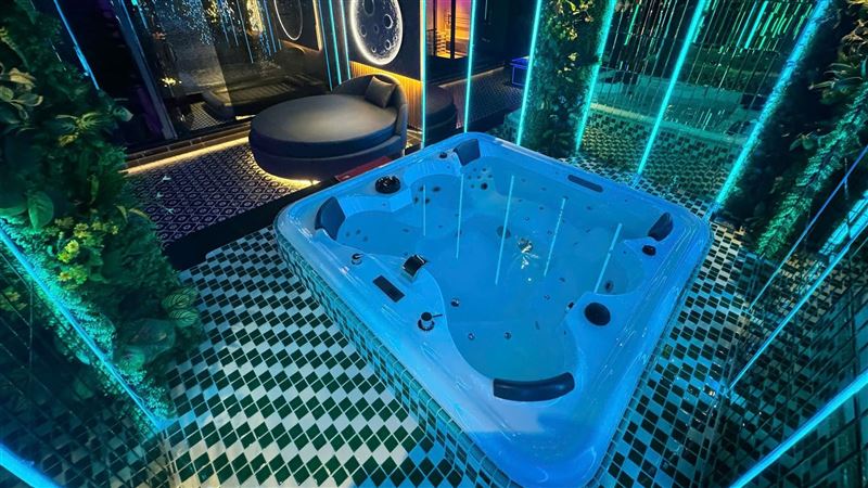 里長組「砲兵團」打越南妹　龍宮內裝曝光