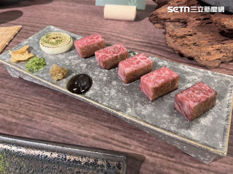 阪前主菜「稻燒日本A5黑毛和牛」佐抹茶鹽、焙茶醬。(圖/記者 賴俊佑 攝影)