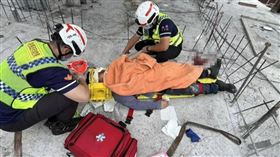  南投竹山鎮今天（28日）發生一起工安意外，一名林姓男子（34歲）在工地施工時不慎墜樓，導致左眼被鋼筋插入，警消人員獲報到場救援，林男傷勢嚴重、大量出血，送醫前意識昏迷，現仍命危搶救中。