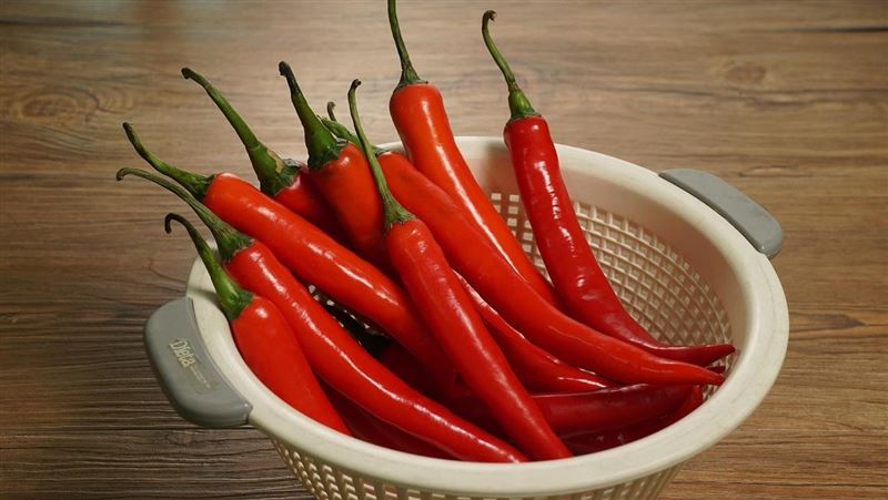 醫師張家銘表示，辣椒中的辣椒素會啟動人體的代謝開關，並讓細胞的發電廠升級，還能改善身體的發炎環境。 (圖／pixabay)
