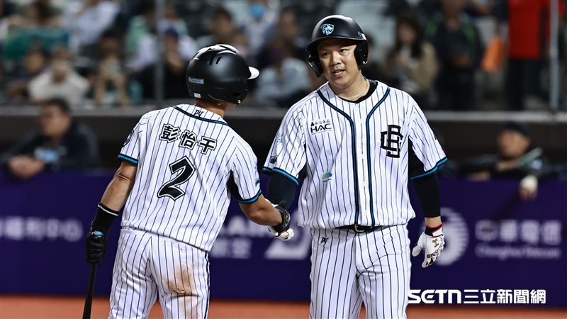 世壯運棒球冠軍戰,山羊兄弟左外野手周思齊靠投手犯規擠回1分。(圖/記者劉彥池攝影)