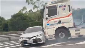  聯結車,國道,轎車,輪胎,冒煙（圖／網友_.huai._ 授權提供）