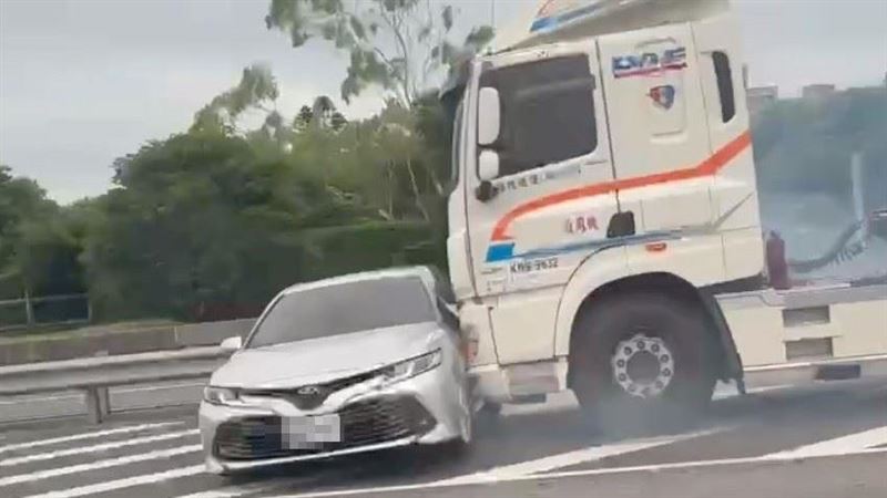 聯結車撞進口車「垂直推著走」驚人畫面曝